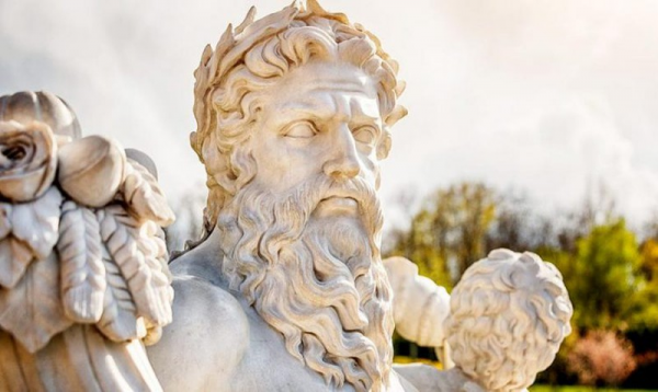 tượng thần Zeus trang trí khu đô thị